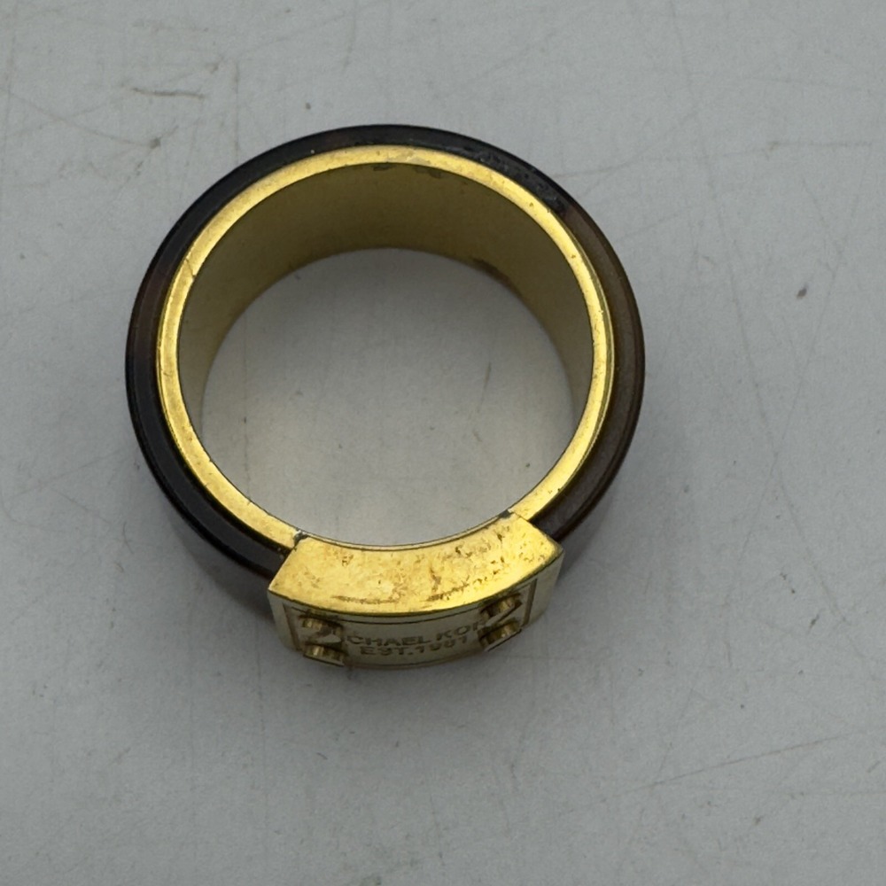 Sz 8 Michael Kors Gold Tone Tortoise Shell Design Band Ring Heritage Logo Plaque - Picture 4 of 9